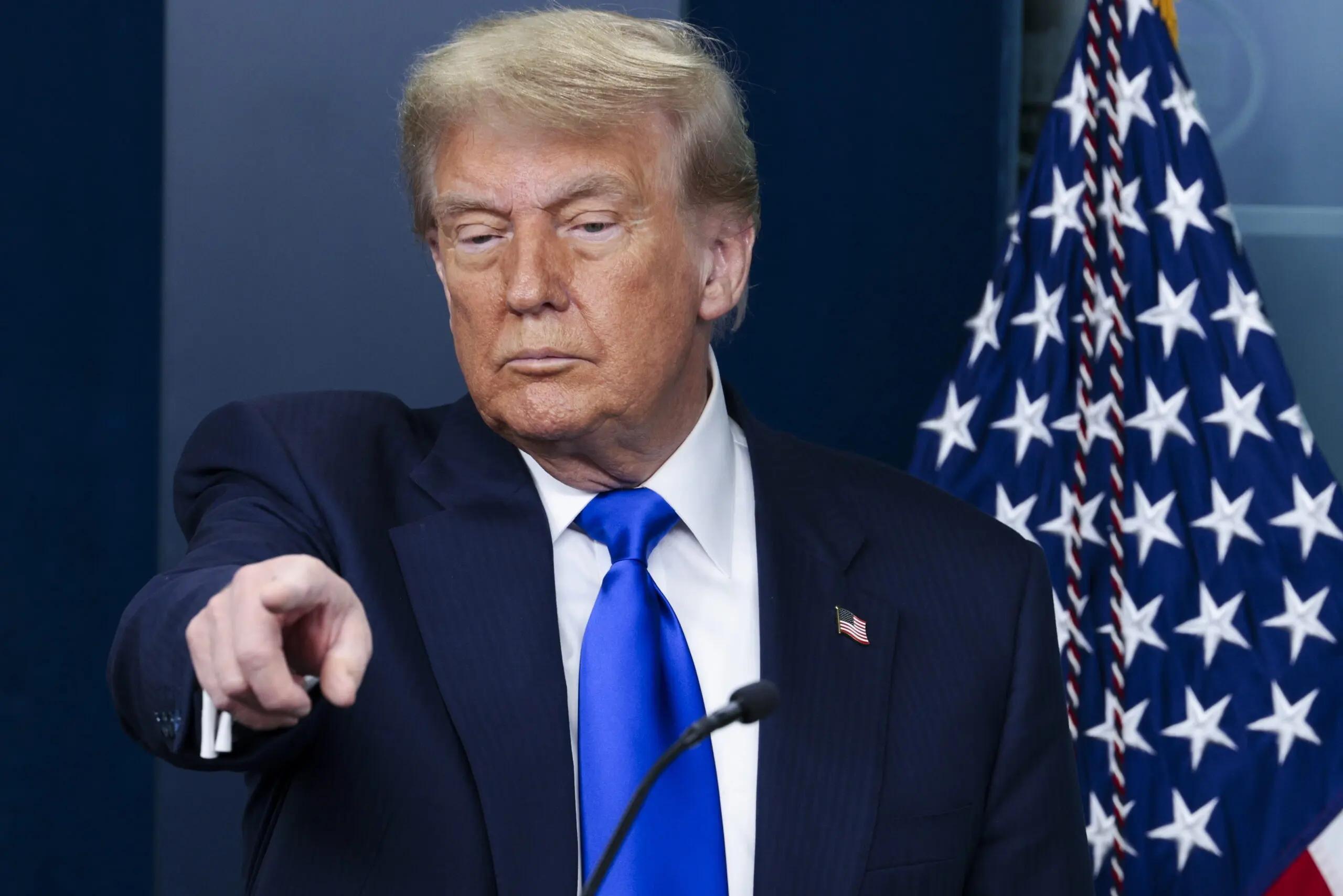 Trump ameaça ampliar tarifas a Brasil, China e Índia por compras de petróleo russo - Imagem do artigo original