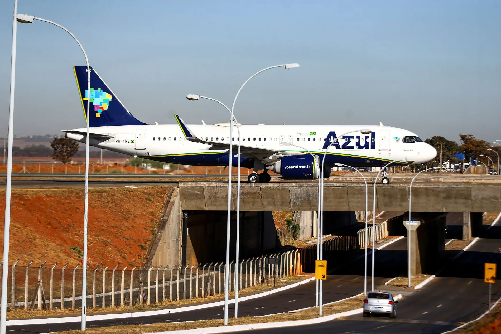 Voo da Azul aterrissa em Brasília após alerta de bomba; PF faz varredura - Imagem do artigo original