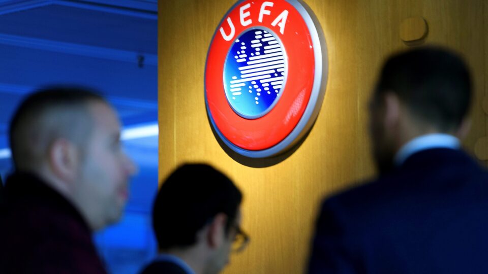 Uefa exibe faixa com apelo contra mortes de civis antes da Supercopa 4 Uefa exibe faixa com apelo contra mortes de civis antes da Supercopa - Imagem do artigo original