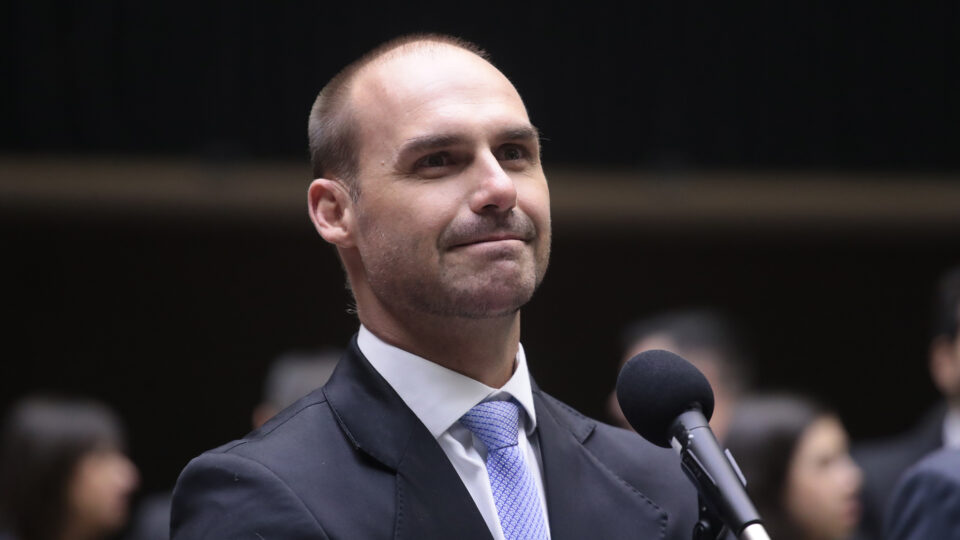 Eduardo Bolsonaro afirma que revogação de vistos pelo EUA no caso Mais Médicos é aviso a autoridades brasileiras 4 Eduardo Bolsonaro afirma que revogação de vistos pelo EUA no caso Mais Médicos é aviso a autoridades brasileiras - Imagem do artigo original
