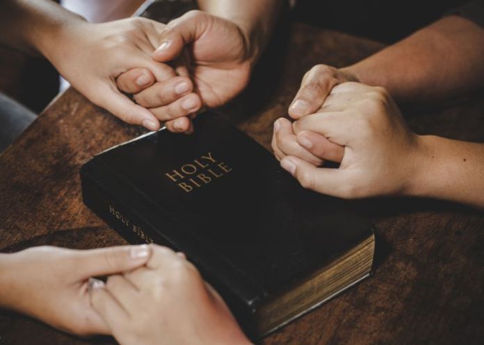 Mulher desiste de suicídio após ouvir louvores durante evangelismo em aeroporto 4 Mulher desiste de suicídio após ouvir louvores durante evangelismo em aeroporto - Imagem do artigo original