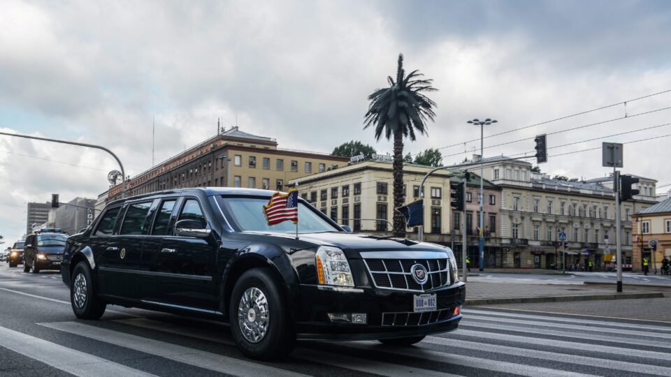 Limousine presidencial “A Besta” leva Putin e Trump após chegada ao Alasca para encontro sobre guerra na Ucrânia 4 Limousine presidencial “A Besta” leva Putin e Trump após chegada ao Alasca para encontro sobre guerra na Ucrânia - Imagem do artigo original