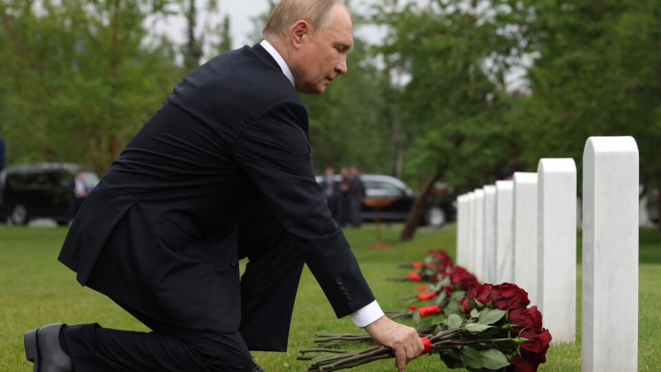 Após encontro com Trump no Alasca, Putin presta homenagem a soldados soviéticos e voa para Chukotka 4 Após encontro com Trump no Alasca, Putin presta homenagem a soldados soviéticos e voa para Chukotka - Imagem do artigo original