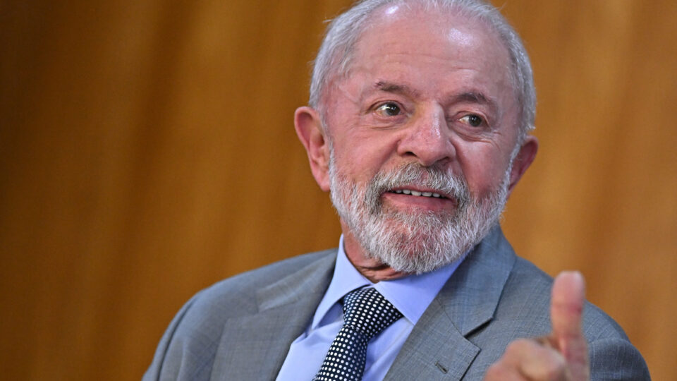 Taxa de 50% dos EUA eleva pessimismo sobre economia brasileira a 45%, indica Datafolha - Imagem do artigo original