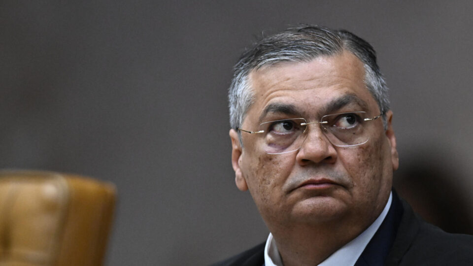 EUA rebatem decisão de Flávio Dino, chamam Alexandre de Moraes de “tóxico” e afirmam que sanções continuam válidas 4 EUA rebatem decisão de Flávio Dino, chamam Alexandre de Moraes de “tóxico” e afirmam que sanções continuam válidas - Imagem do artigo original