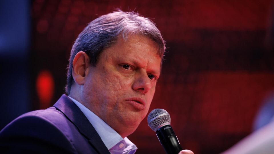 Tarcísio propõe oferecer “vitórias” a Trump para reduzir tarifa de 50% sobre produtos brasileiros 4 Tarcísio propõe oferecer “vitórias” a Trump para reduzir tarifa de 50% sobre produtos brasileiros - Imagem do artigo original