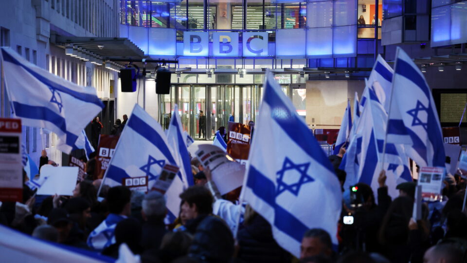 BBC corrige reportagem e reconhece que jovem morta em Gaza tinha leucemia, não desnutrição 4 BBC corrige reportagem e reconhece que jovem morta em Gaza tinha leucemia, não desnutrição - Imagem do artigo original