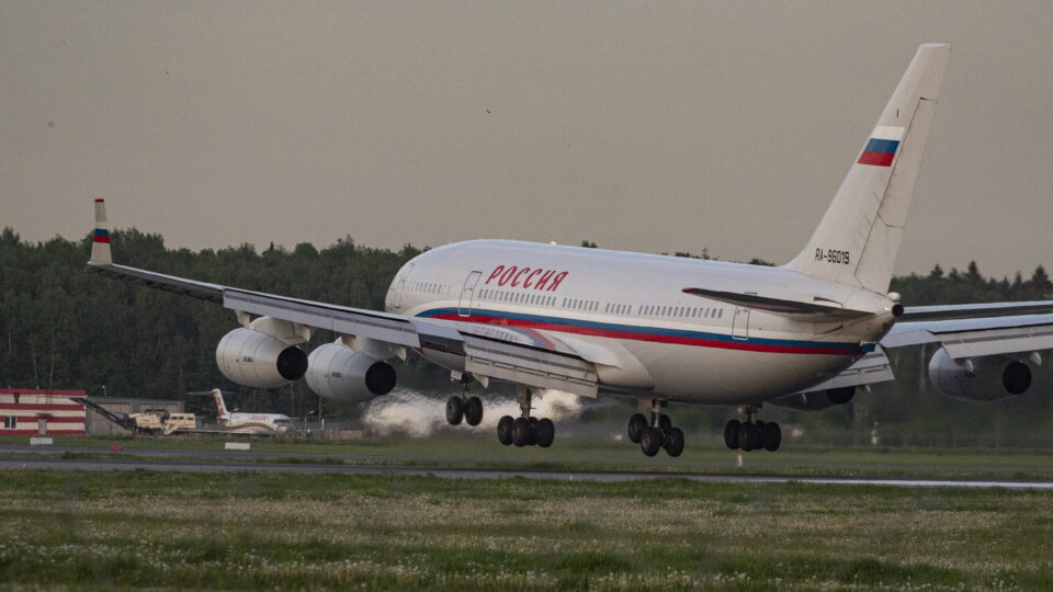 Russos pagam em dinheiro vivo para reabastecer avião presidencial no Alasca 4 Russos pagam em dinheiro vivo para reabastecer avião presidencial no Alasca - Imagem do artigo original