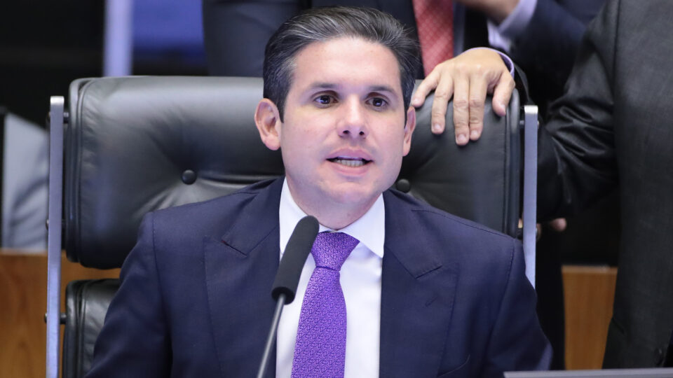 Câmara aprova urgência para projeto que prevê suspensão de deputados por obstrução física 4 Câmara aprova urgência para projeto que prevê suspensão de deputados por obstrução física - Imagem do artigo original