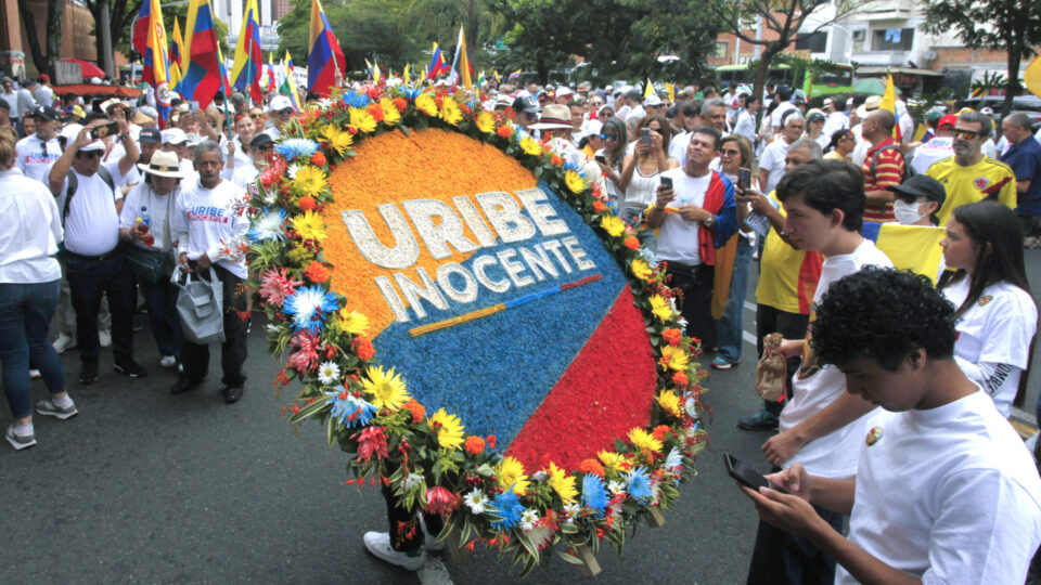 Tribunal de Bogotá manda soltar Álvaro Uribe enquanto recurso é analisado - Imagem do artigo original