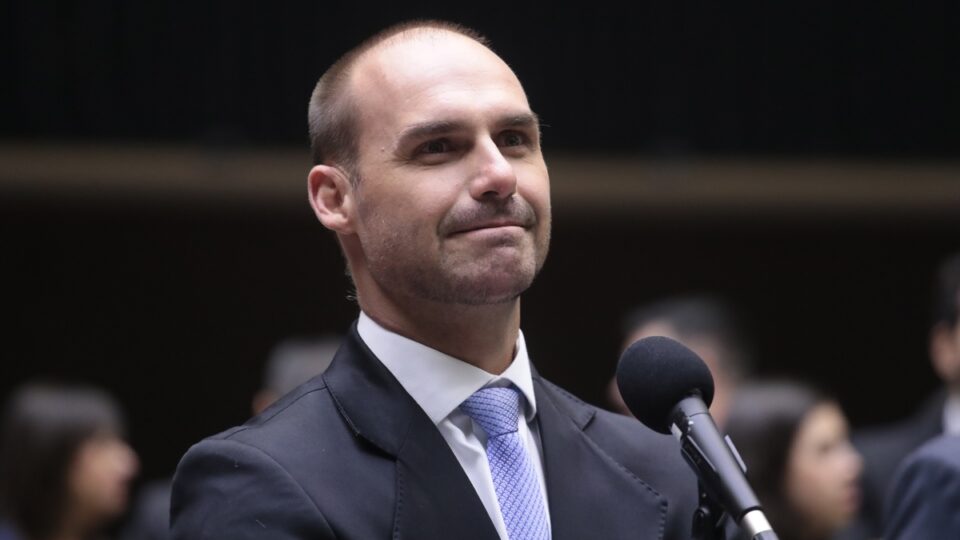 Pesquisa Quaest indica que 69% dos brasileiros veem Eduardo Bolsonaro defendendo interesses da família nos EUA - Imagem do artigo original