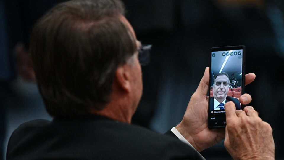 Relatório da PF expõe brigas entre Jair Bolsonaro e Eduardo em mensagens de WhatsApp 4 Relatório da PF expõe brigas entre Jair Bolsonaro e Eduardo em mensagens de WhatsApp - Imagem do artigo original