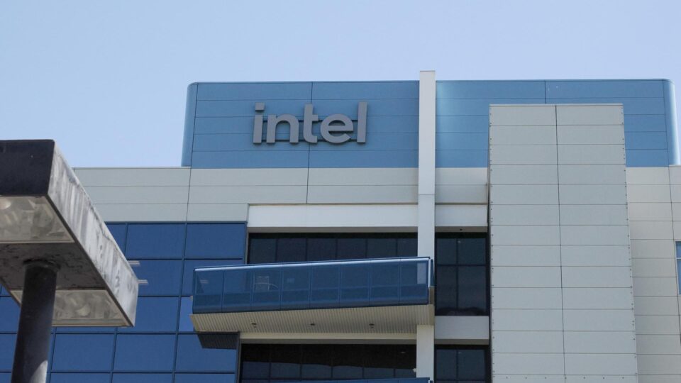 Trump anuncia que governo dos EUA passa a controlar 10% da Intel após pressão sobre CEO 4 Trump anuncia que governo dos EUA passa a controlar 10% da Intel após pressão sobre CEO - Imagem do artigo original