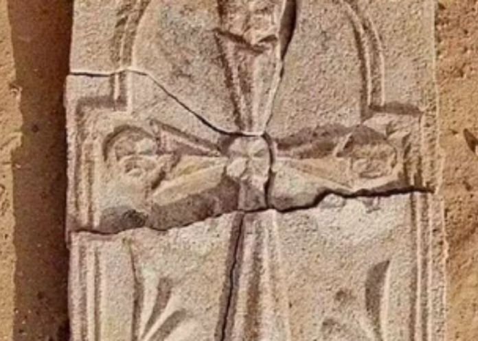 Cruz de 1.400 anos indica presença cristã ativa no Golfo Pérsico durante os séculos VII e VIII 4 Cruz de 1.400 anos indica presença cristã ativa no Golfo Pérsico durante os séculos VII e VIII - Imagem do artigo original