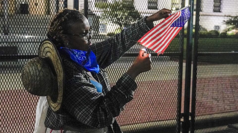 Trump determina processo judicial contra quem queimar bandeira dos Estados Unidos 4 Trump determina processo judicial contra quem queimar bandeira dos Estados Unidos - Imagem do artigo original