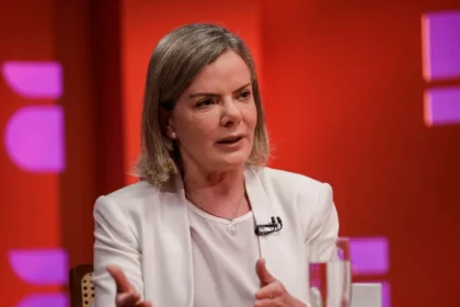 Gleisi Hoffmann cobra União Brasil e PP por silêncio diante de sanções dos EUA 15 rss featured 15593 1754396020