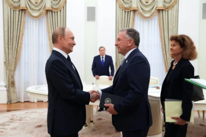 EUA mantêm aplicação de tarifas secundárias contra a Rússia após reunião de enviado com Putin 24 rss featured 15923 1754505852
