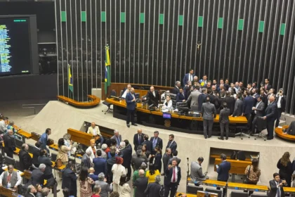 Motta tenta abrir sessão, mas é barrado por oposição que ocupa plenário da Câmara 27 rss featured 16001 1754530031