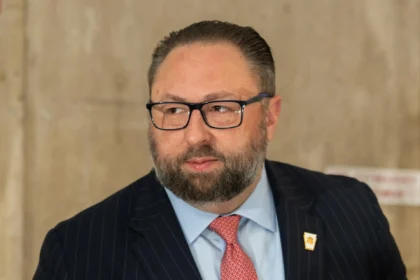 Ex-assessor de Trump chama Lula de “Biden dos trópicos” e diz que presidente tem “cérebro de banana amassada” 15 rss featured 16017 1754566095