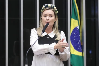Advogados veem ausência de crime em ação do PT contra deputada que levou bebê ao plenário 14 rss featured 16131 1754596662