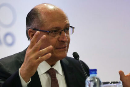 Alckmin recebe diplomata dos EUA após tarifa de 50% sobre produtos brasileiros entrar em vigor 12 rss featured 16219 1754651558