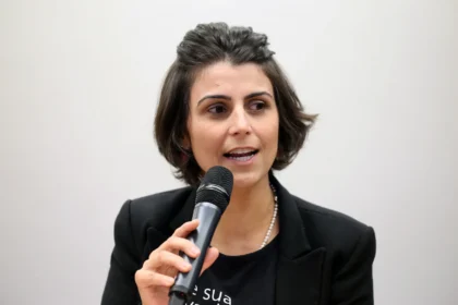 Meta limita conta de Manuela d’Ávila após postagem que liga Bolsonaro à adultização infantil 27 rss featured 18127 1755206702