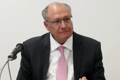 Alckmin reprova reunião de Eduardo Bolsonaro com secretário do Tesouro dos EUA e diz que gesto prejudica tratativas comerciais 24 rss featured 18437 1755363426