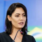 Michelle Bolsonaro diz que Jair foi “tirado da tomada” após prisão domiciliar e critica política externa de Lula 7 rss featured 18449 1755368859