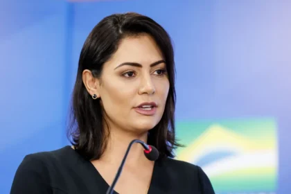 Michelle Bolsonaro diz que Jair foi “tirado da tomada” após prisão domiciliar e critica política externa de Lula 18 rss featured 18449 1755368859