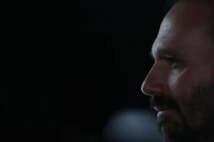 Eduardo Bolsonaro reage a decisão de Flávio Dino que limita efeitos da Lei Magnitsky no Brasil 12 rss featured 18707 1755563923