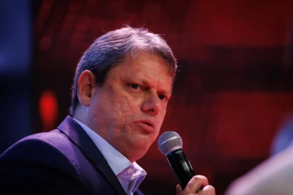 Tarcísio propõe oferecer “vitórias” a Trump para reduzir tarifa de 50% sobre produtos brasileiros 24 rss featured 18730 1755571960