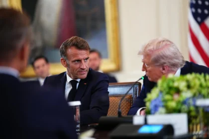 Microfone aberto flagra Trump dizendo a Macron que Putin busca acordo “por causa dele” 9 rss featured 18787 1755610669