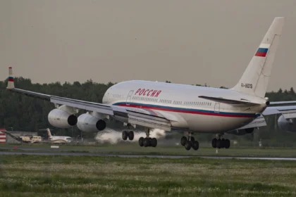 Russos pagam em dinheiro vivo para reabastecer avião presidencial no Alasca 18 rss featured 18812 1755619067