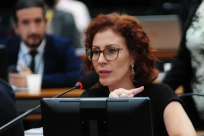 Justiça italiana mantém prisão preventiva de Carla Zambelli e recusa detenção domiciliar 15 rss featured 18860 1755628751