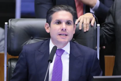Câmara aprova urgência para projeto que prevê suspensão de deputados por obstrução física 6 rss featured 18908 1755641294