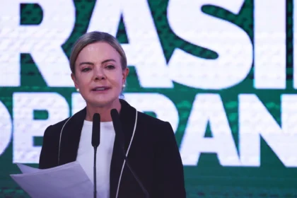 Gleisi Hoffmann critica Tarcísio e afirma que soberania não pode ser barganhada com Trump 9 rss featured 18955 1755657469