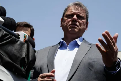 Tarcísio afirma não ver interesse público na divulgação de mensagens entre Bolsonaro e Eduardo 3 rss featured 19280 1755803350