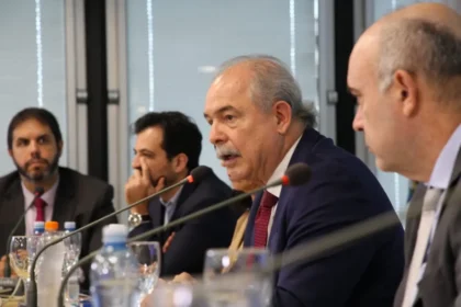 Governo e BNDES liberam até R$ 30 bilhões em crédito para empresas atingidas por tarifas dos EUA 21 rss featured 19493 1755899690