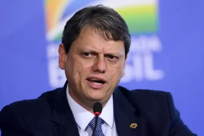 Tarcísio de Freitas defende “40 anos em quatro” e menos ministérios em evento da direita 18 rss featured 19765 1756148020