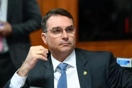 Flávio Bolsonaro critica decisão de Moraes e diz que policiais na casa do pai violam privacidade 21 ocrente 1756741561