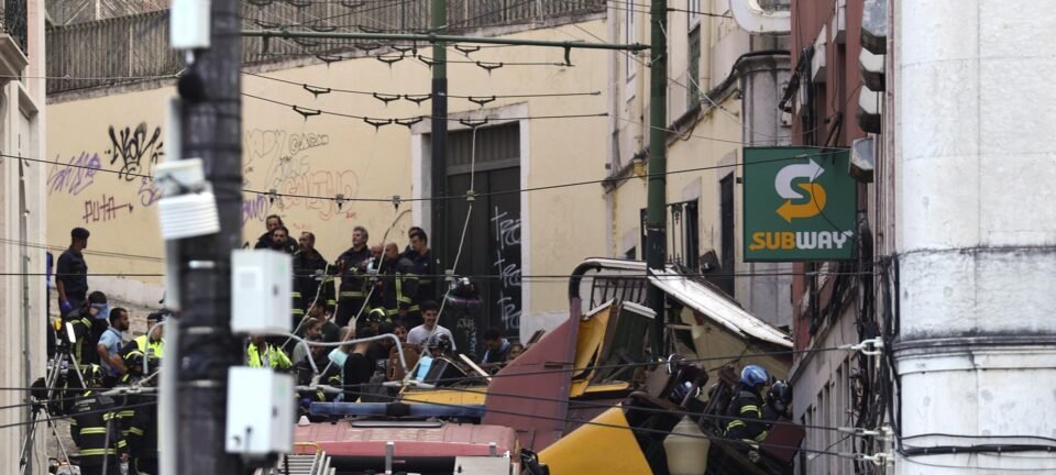 Descarrilamento do Elevador da Glória em Lisboa deixa 15 mortos e 18 feridos 4 Descarrilamento do Elevador da Glória em Lisboa deixa 15 mortos e 18 feridos - Imagem do artigo