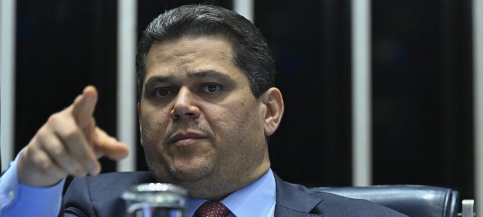 Alcolumbre articula texto que reduz penas de envolvidos no 8/1 e deixa Bolsonaro fora de anistia 4 Alcolumbre articula texto que reduz penas de envolvidos no 8/1 e deixa Bolsonaro fora de anistia - Imagem do artigo