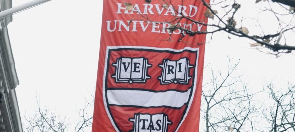 Juíza dos EUA revoga bloqueio de US$ 2,6 bilhões imposto pelo governo Trump à Harvard 4 Juíza dos EUA revoga bloqueio de US$ 2,6 bilhões imposto pelo governo Trump à Harvard - Imagem do artigo