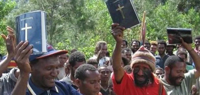 Parlamento da Papua-Nova Guiné inclui referência à Trindade e reconhece a Bíblia como símbolo nacional 4 Parlamento da Papua-Nova Guiné inclui referência à Trindade e reconhece a Bíblia como símbolo nacional - Imagem do artigo