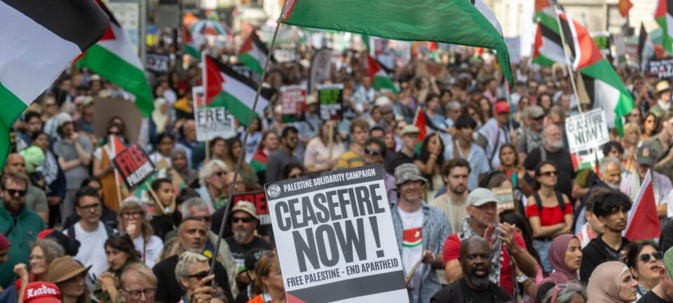 Polícia londrina detém 150 pessoas em ato de apoio ao grupo Palestine Action 4 Polícia londrina detém 150 pessoas em ato de apoio ao grupo Palestine Action - Imagem do artigo