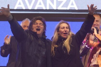 Karina Milei é aplaudida por militantes ao votar em eleição legislativa de Buenos Aires 3 ocrente 1757271426