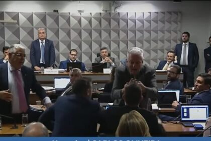 Discussão entre deputados paralisa CPMI do INSS durante depoimento de Carlos Lupi 27 ocrente 1757383227