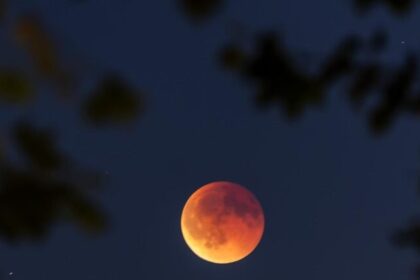Eclipse total pinta Lua de vermelho por 80 minutos e rende registros ao redor do mundo 21 ocrente 1757461418