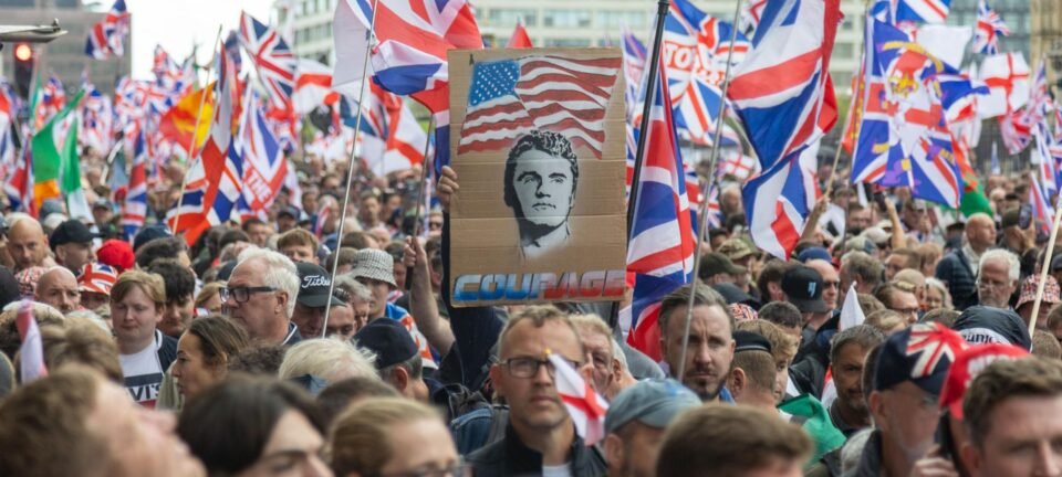 Manifestação contra imigração leva 110 mil às ruas de Londres e reforça “onda patriótica” das bandeiras 2 ocrente 1757793754