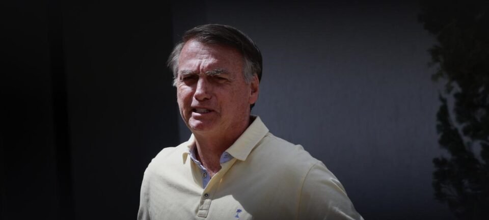 Bolsonaro deixa prisão domiciliar para retirar lesões de pele em Brasília sob forte escolta 2 ocrente 1757856853